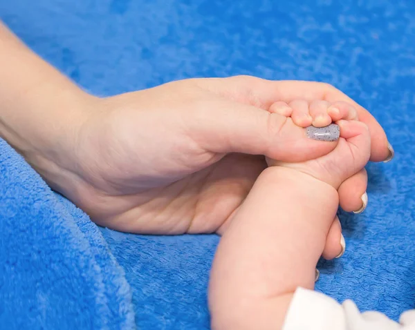 Baby Pasgeboren Baby Vingers Vangen Moeder Handen Bad Liggend Blauwe — Stockfoto