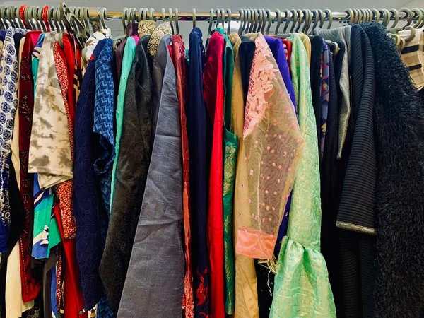 Cintre Avec Nombreux Vêtements Occasion Colorés Boutique Magasin — Photo