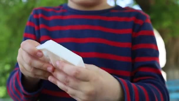 Jungenhände Halten Silikon Pop Einfaches Grübchenspielzeug Und Drücken Blasen — Stockvideo