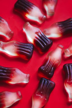 Makro jöleli şekerlemeleri şişe şeklinde kola aromalı şekerlemelerle kapat.