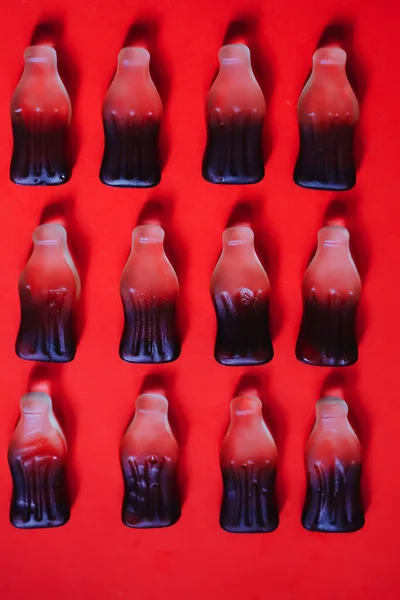 Geléia Cola Doces Gomas Quatro Fileiras Fundo Vermelho — Fotografia de Stock