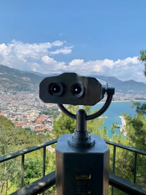 Türkiye 'nin Alanya kentinin manzaralı doğa görüşüne sahip kırtasiye dürbünleri mikroskobunu kapat