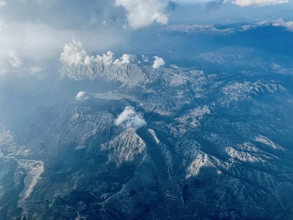 Κρύο Εναέριο Τοπίο Τουρκικών Βουνών Και Νεφών Από Παράθυρο Φωτισμού — Φωτογραφία Αρχείου