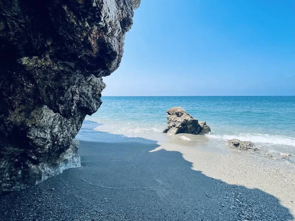 Sessiz Güzel Vahşi Kayalı Alanya Plajı — Stok fotoğraf