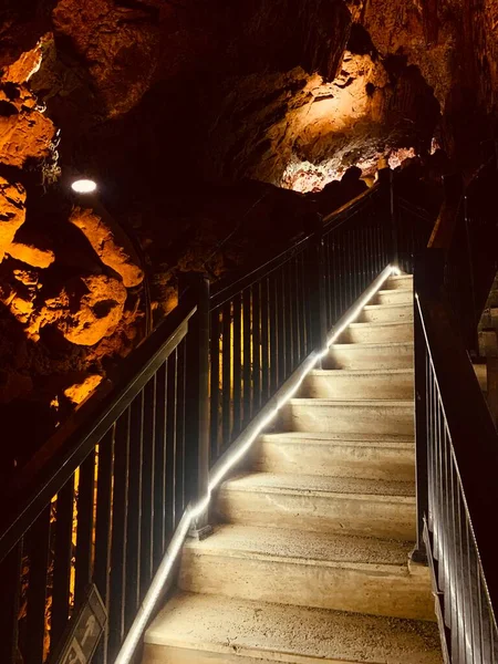 Dalmatas Caverna Alanya Turquia 2021 Escadas Iluminadas Caverna Subterrânea Com — Fotografia de Stock