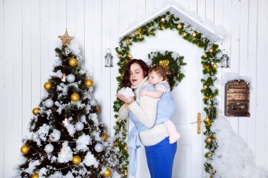 Anne ve bebek kış arka plan kapalı