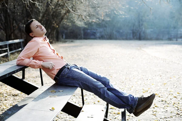 El hombre cierra los ojos y relajarse al aire libre — Foto de Stock