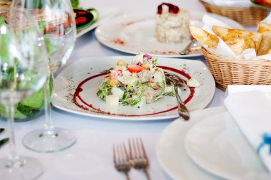 Çatal bıçak takımı ve gıda ile dekore edilmiş tablo