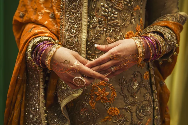 Indiase bruid met juwelen en henna — Stockfoto