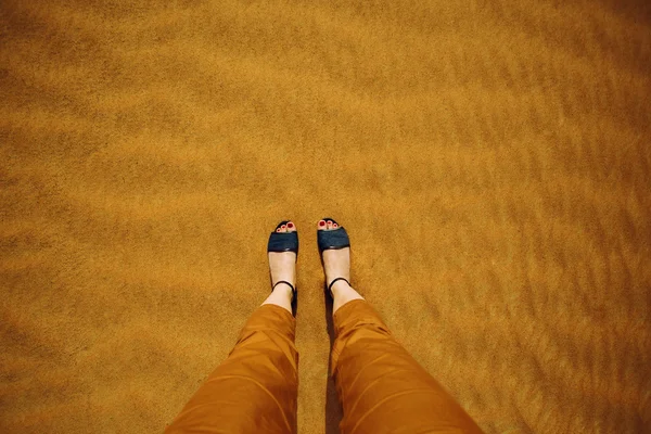 Caminhando num deserto — Fotografia de Stock