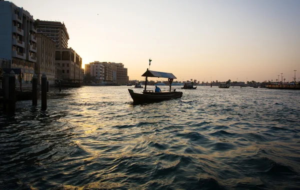 Vista del viejo Dubai desde el agua al atardecer —  Fotos de Stock