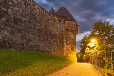 Ljubljana Kalesi 'nin (Ljubljanski mezunu) bir sonbahar akşamında, muhteşem bir ortaçağ kalesi ve önemli şehir simgesi, başkentin ufuk çizgisine hakim olan Castle Hill' de yer alır.. 
