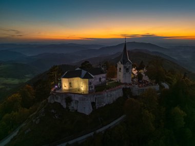 Gotik ve Barok mimarisi ile tarihi bir hac yeri olan Zasavska Sveta Gora 'nın tepesindeki Meryem' in Doğumu Kilisesi 'nin akşam manzarası.