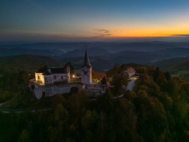 Gotik ve Barok mimarisi ile tarihi bir hac yeri olan Zasavska Sveta Gora 'nın tepesindeki Meryem' in Doğumu Kilisesi 'nin akşam manzarası.
