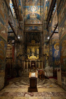 DEAN, KOSOVO OCTOBER 26, 2025: 14. yüzyıldan kalma bir Sırp Ortodoks UNESCO Dünya Mirası sahası olan Visoki Deani Manastırı 'nın karmaşık biçimde freskleştirilmiş iç ve ikonostaz.