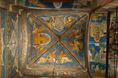 DEAN, KOSOVO OCTOBER 26, 2025: UNESCO Dünya Mirası sitesi Visoki Deani Manastırı 'nın içindeki kubbeli, taze tavan ve ahşap kirişlerin eşsiz, düşük açılı perspektifi.