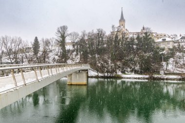 Tarihi Breg nehir kıyısı evleri ve Aziz Nicholas Katedrali 'nin karla kaplı manzarası, bir kış Noel günü Krka Nehri' ne yansıdı.