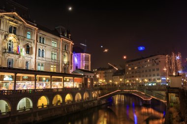 Geceleri Ljubljanica Nehri'nin görünümü