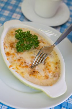 bir tabak pişmiş jambon ve peynir.