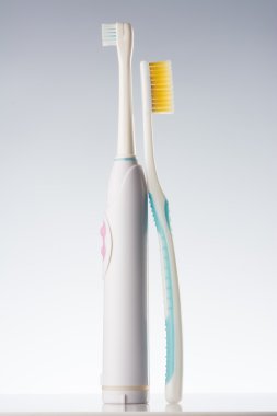 elektrikli diş fırçası ve her zamanki gibi diş fırçası.