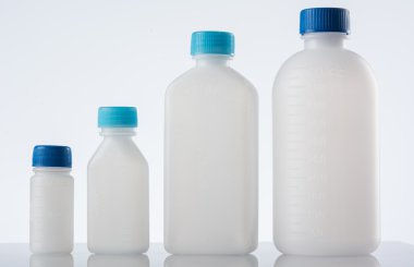 Beyaz plastik ilaç şişesi 