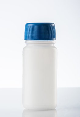 Beyaz plastik ilaç şişesi