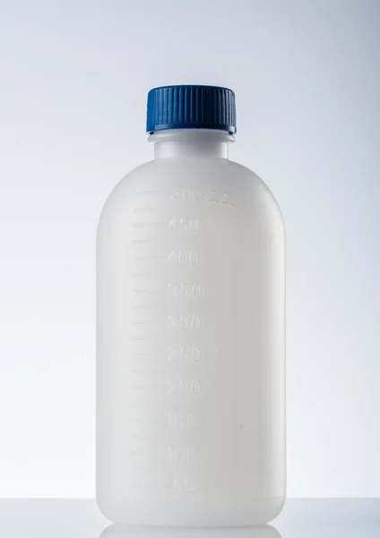 Beyaz plastik ilaç şişesi