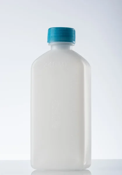 Beyaz plastik ilaç şişesi