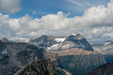 Mountain Vista: Majestic peaks under a cloudy sky, showcasing nature's grandeur.