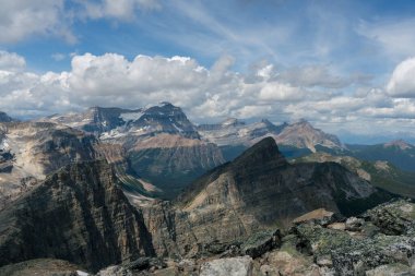 Scenic Mountain Range under a Cloudy Sky