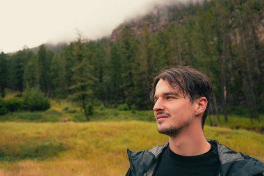 İnsanlar sisli ıssız yerlere bakıyorlar. Açık havada yapılan keşiflerin sakin bir portresi. Radyum Kaplıcaları, BC