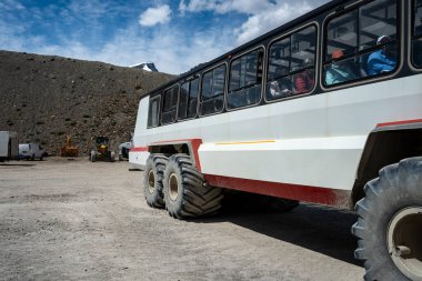 Yolcuları olan arazi aracı. Athabasca Buzulu, Columbia Icefield, AB