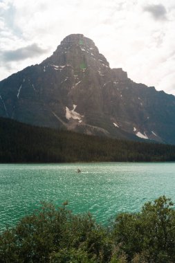 Zirve, sakin suları yansıtıyor. Su kuşu Gölü, Banff Ulusal Parkı AB