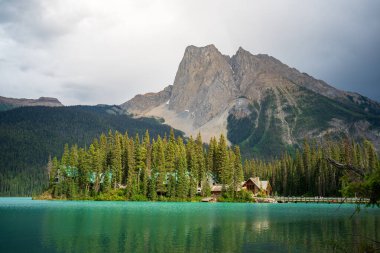 Zümrüt Göl parıltıları, yüksek dağı ve orman adasını yansıtıyor. Zümrüt Gölü, BC