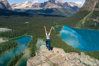 Zirvenin zaferi: Kadınlar dağ zirvesine manzarayla ulaşmayı kutluyor. OHara Gölü, BC