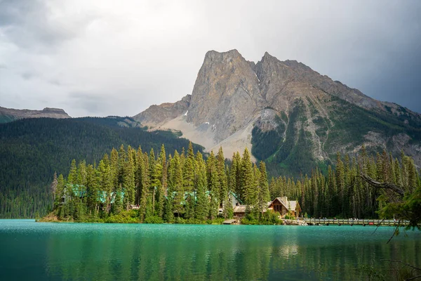 Zümrüt Göl parıltıları, yüksek dağı ve orman adasını yansıtıyor. Zümrüt Gölü, BC