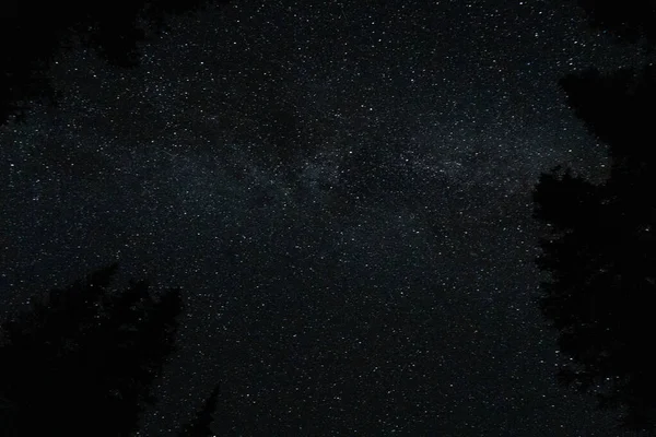 Kozmik tuval karanlık bir gece sahnesinde göksel bir harikayı gösteriyor. Takakkaw Şelalesi, BC
