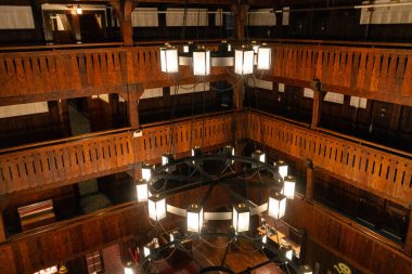 Eski model iç dekorasyon ahşap balkonlar ve büyük bir avize. Waterton, AB