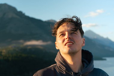 Bir adam yukarı bakar, doğada ayakta durur. Açık havanın tadını çıkarıyorum. Waterton, AB
