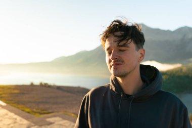 Doğada gözleri kapalı huzurlu bir an, dağlara doğru sakin bir kaçış. Waterton, AB