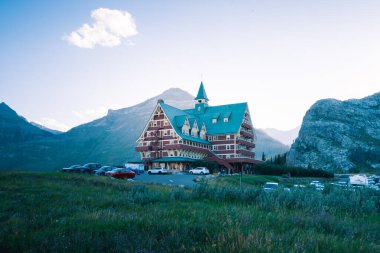Dağlarda yuva yapmış tarihi bir oteldir. Gök mavisi bir çatısı ve çevresi doğayla doludur. Waterton, AB