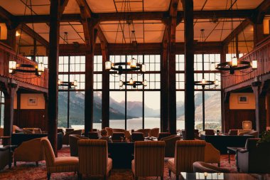 Göl manzaralı klasik otel lobisi, zarif aydınlatma armaşıyla süslenmiş. Waterton, AB