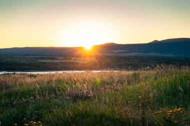 Manzaranın altın saat manzarası, huzur, doğanın güzelliği. Waterton, AB