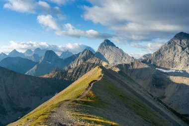 Berrak mavi gökyüzü ile çarpıcı bir dağ sırası. Çadır Sırtı, Kananaskis, AB