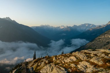 Dağlık alan manzaralı, bulutlar vadide sarkıyor. Buzul Ulusal Parkı, BC