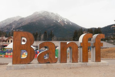 Banff Alberta Canada-11.22.2025: Bir kasabanın manzarası. Banff İşareti
