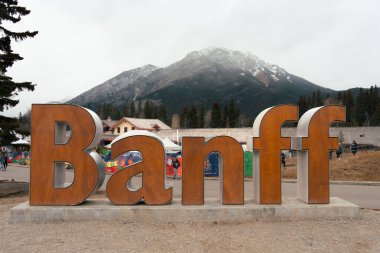 Banff Alberta Canada-11.22.2025: İkonik dev Banff İşareti