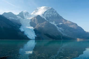 Sakin buzul dağ manzarası göle yansıyor, doğanın ihtişamını gözler önüne seriyor. Berg Gölü, BC