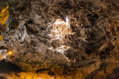 Güneş ışığının içinden geçtiği doğal mağara tavanının alçak açılı görüntüsü. Banff, AB