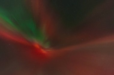 Muhteşem kırmızı ve yeşil aurora borealis gece gökyüzünü aydınlatır. Banff, AB